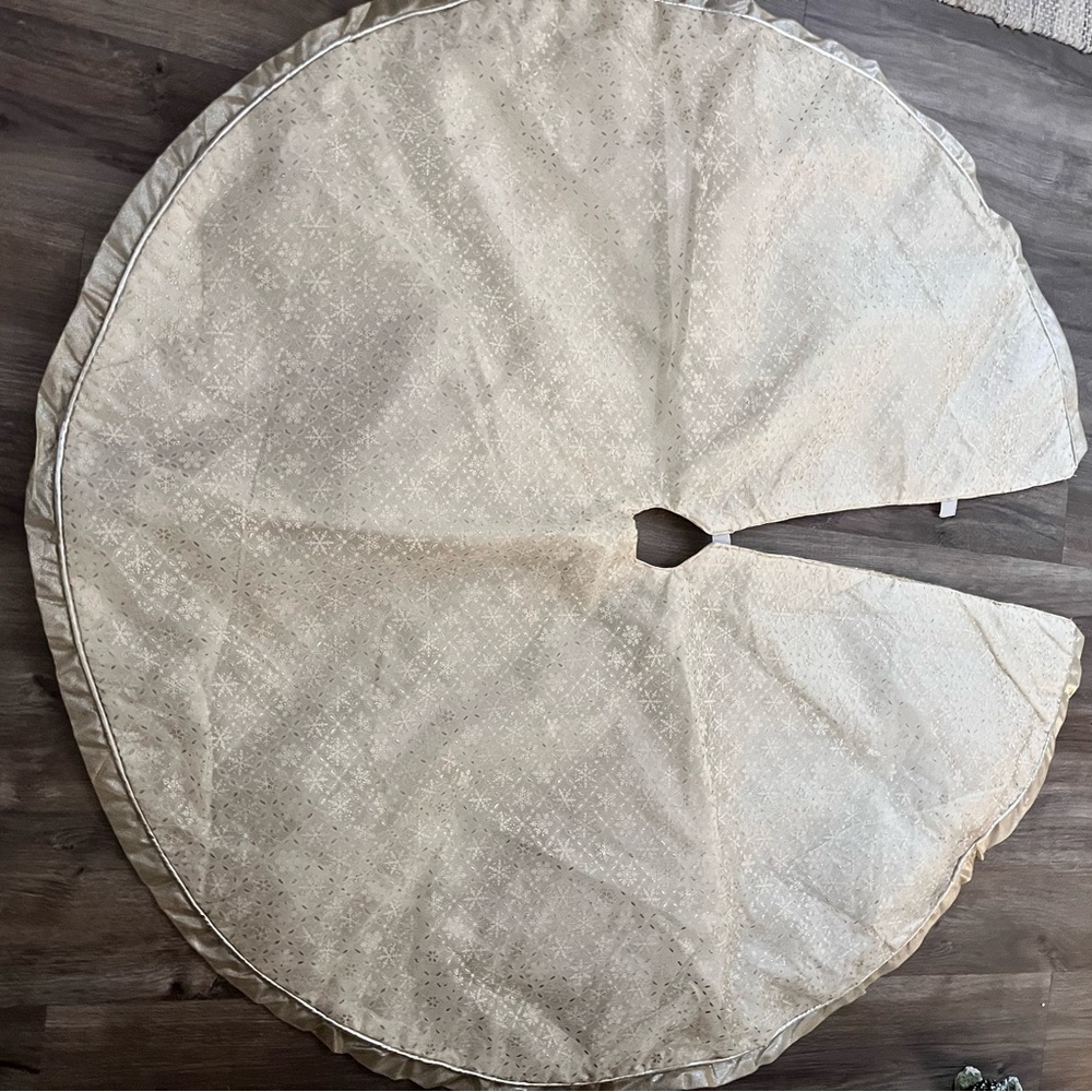 Cream Tree Skirt with Subtle Pattern